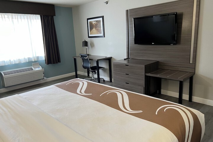 1 King Bed (9 of 17)
