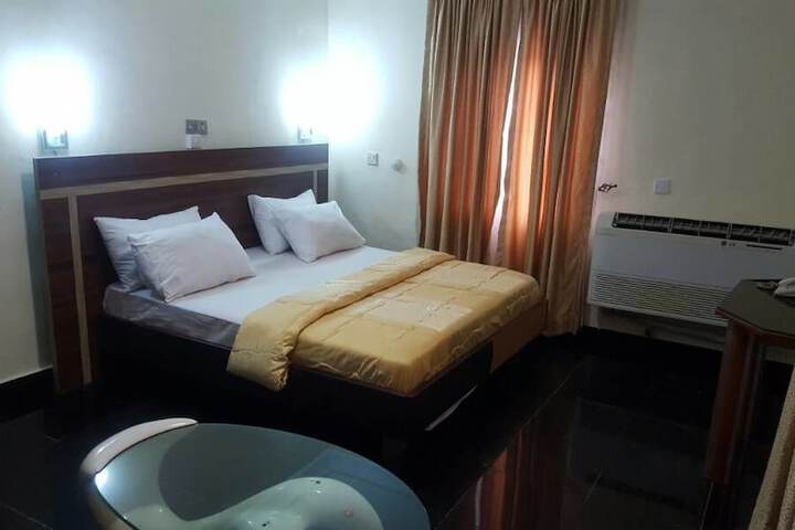 Room 6 of 33