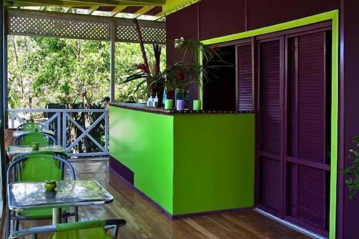 Lounge 18 of 22