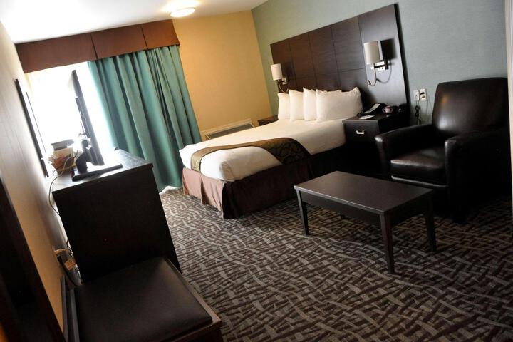 1 Queen Bed Tower Sofa Bed Work Desk Microwave and Refrigerator High Speed Internet Accessible Full Breakfast (16 of 26)