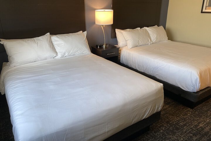 Guest Room 2 Queen Beds (7 of 12)