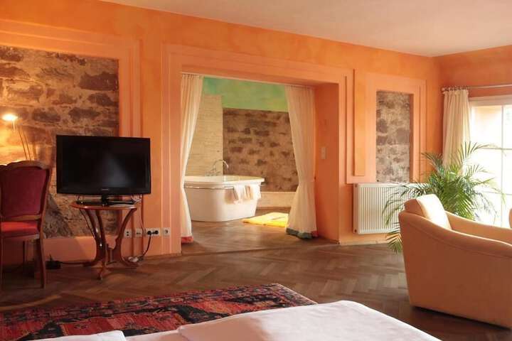 Room 8 of 34