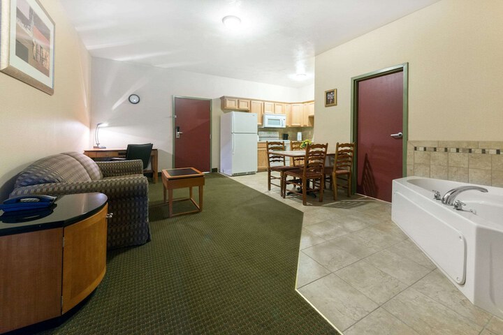 1 King Bed Pet Friendly (56 of 56)
