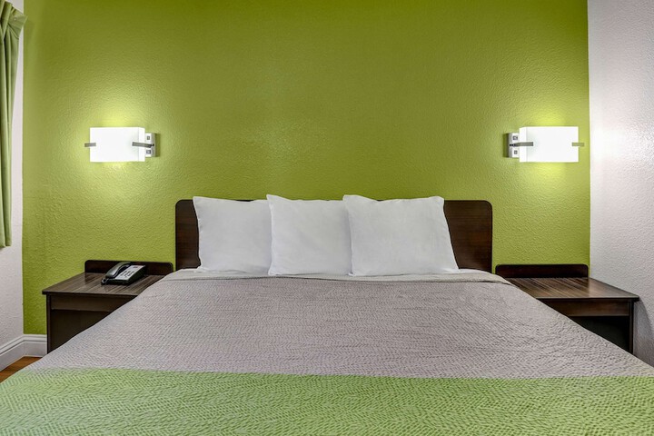 Room 11 of 27