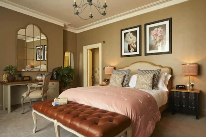 Room 4 of 42