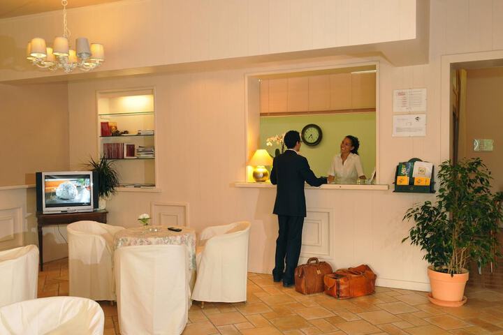 Ballroom/Hall 37 of 47