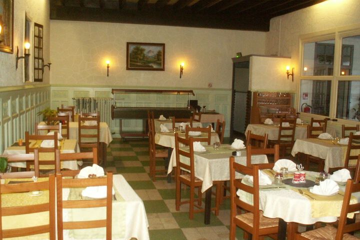 Dining 17 of 21