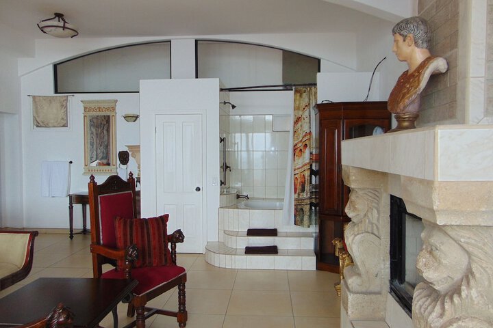 Room 221 of 413