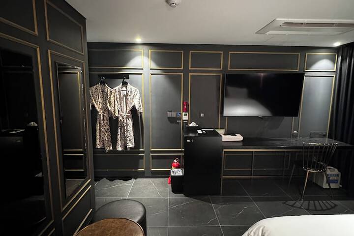 Room 4 of 34