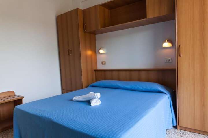Room 7 of 27