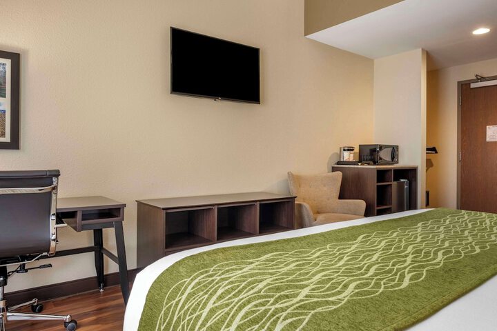 1 King Bed (2 of 21)