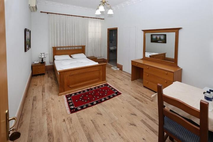 Room 23 of 122