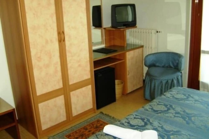 Room 7 of 42