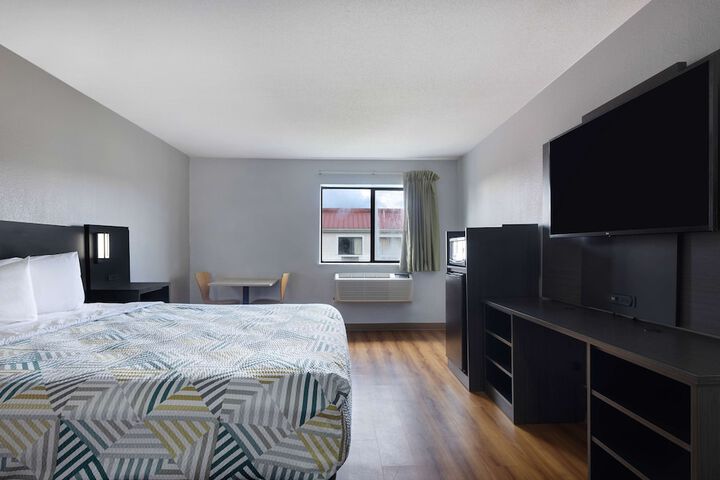 1 King Bed (1 of 10)