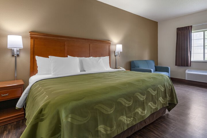 1 King Bed (5 of 13)