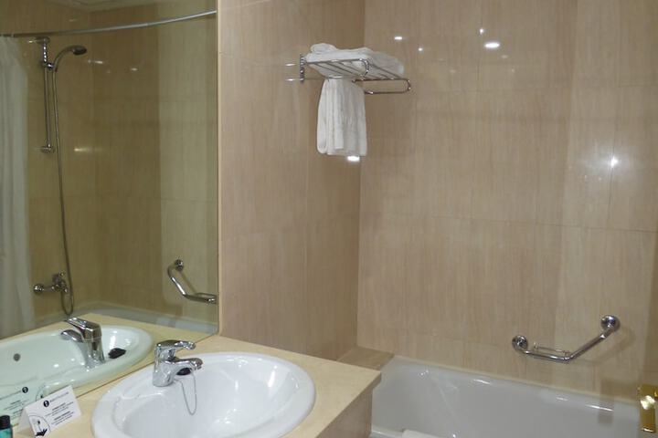Deep soaking bathtub