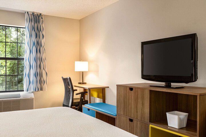 1 King Bed (7 of 8)