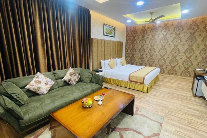 Room 32 of 77