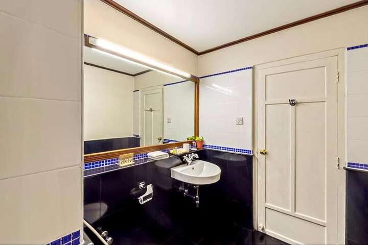 Room 13 of 33