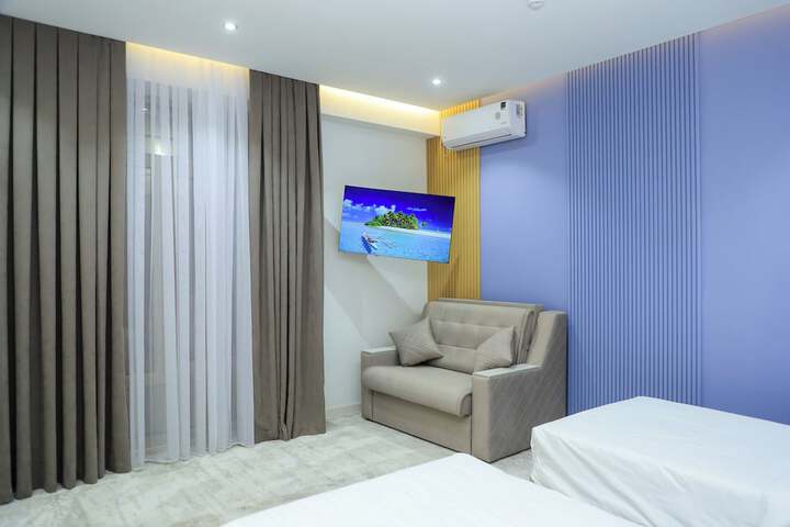 Room 10 of 33