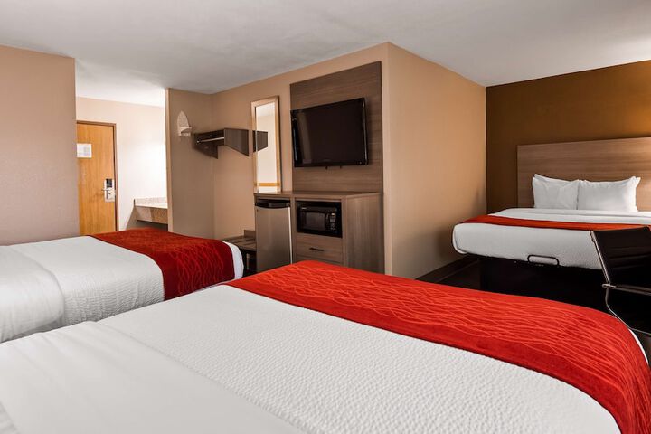 2 Queen Beds High Speed Internet Accessible Microwave and Refrigerator Desk Flat Screen (6 of 16)