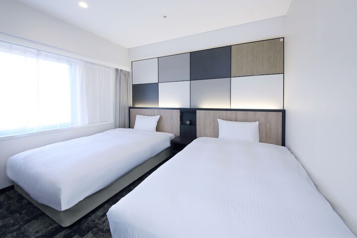 Room 9 of 25