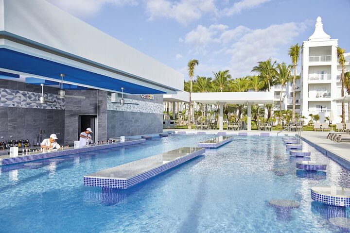 Swim-up bar