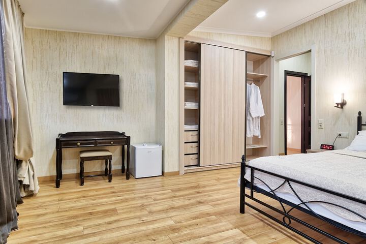 Room 17 of 36