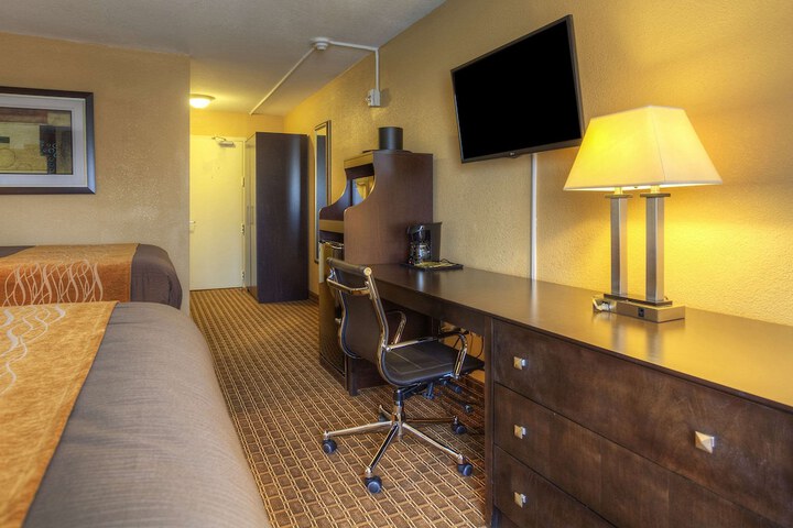 2 Queen Beds (8 of 11)