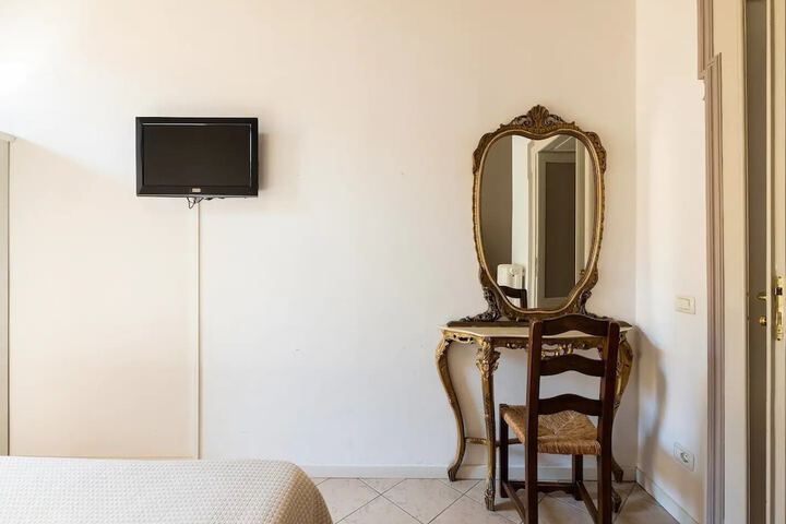 Room 9 of 47