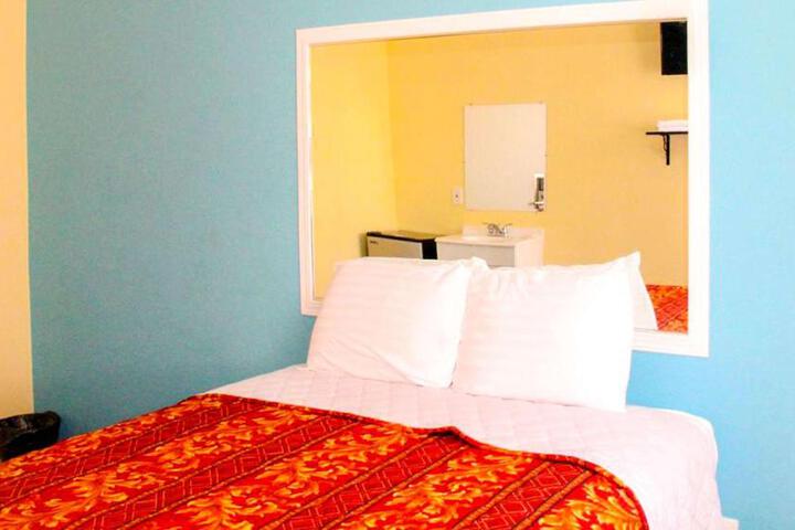 1 Queen Bed (5 of 5)