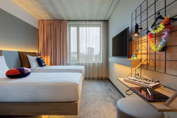 Room 6 of 42