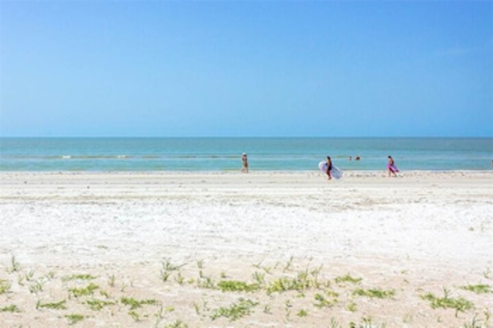 Windward Point Elevator Heated Pool 2 Br condo by RedAwning