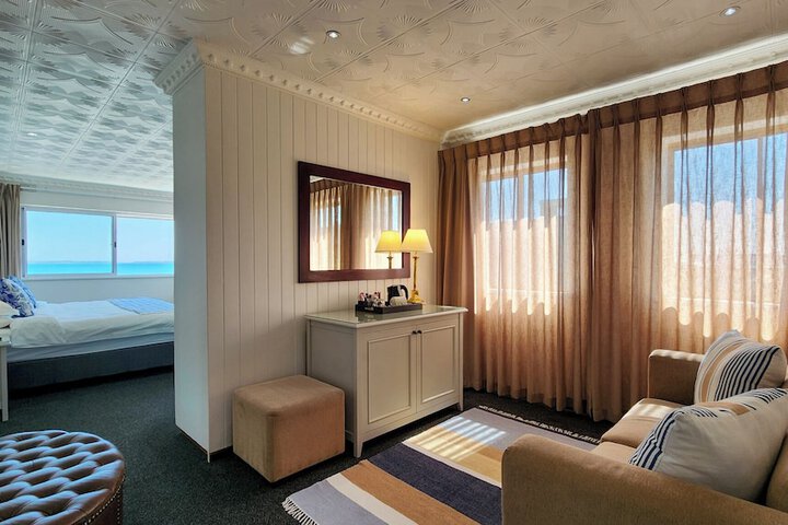 Room 32 of 62