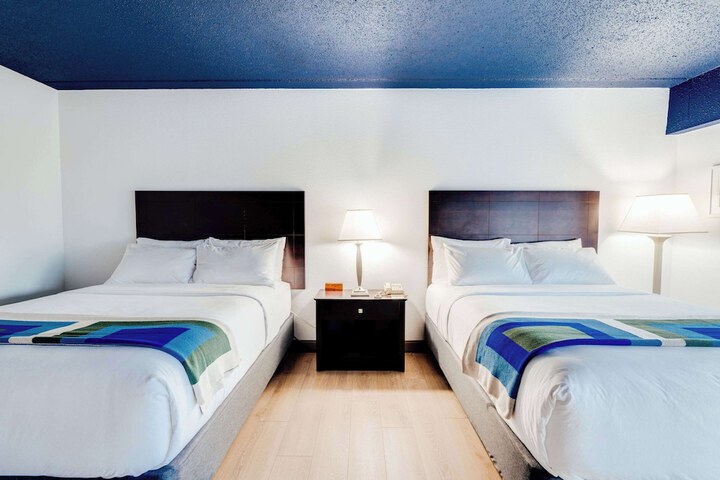 1 Queen Bed (6 of 8)