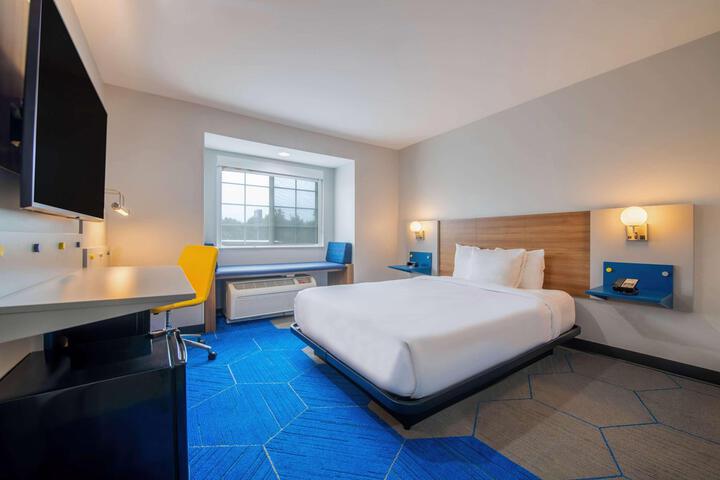 1 Queen Bed (14 of 14)
