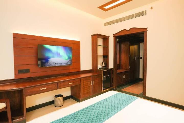 Room 2 of 10
