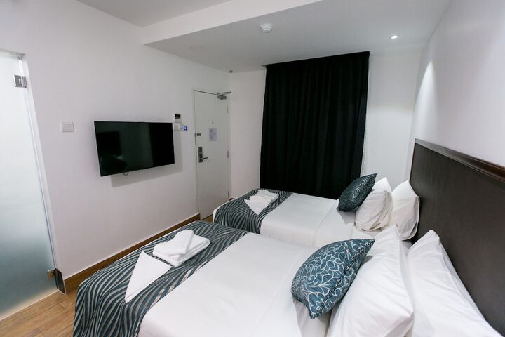 Room 7 of 33