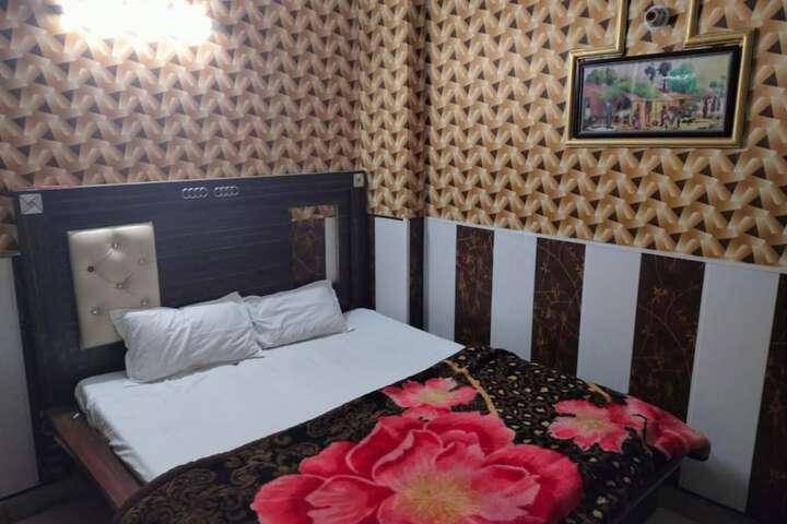 Room 7 of 12