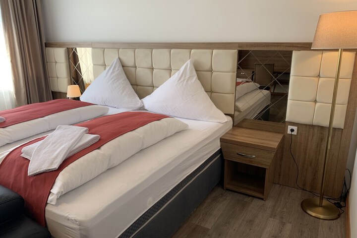 Room 4 of 62