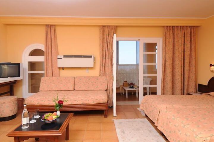 Room 4 of 18