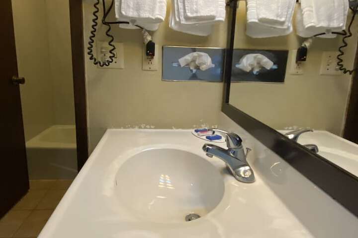 2 Queen Beds (2 of 4)