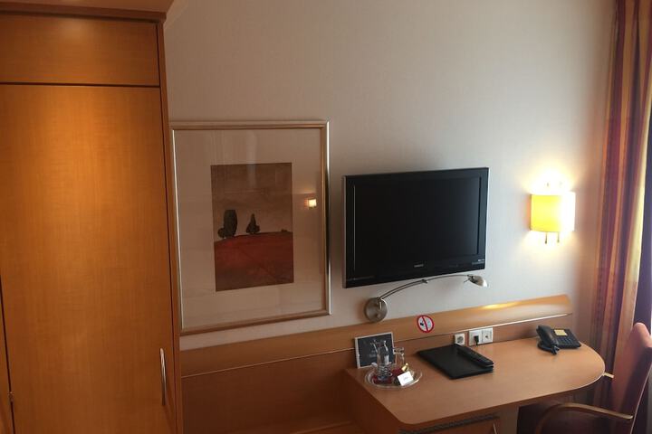 Room 33 of 102