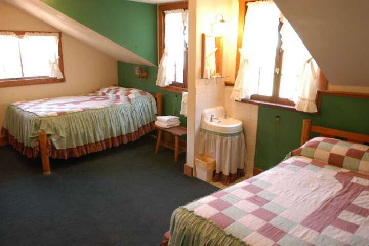 Room 4 of 40