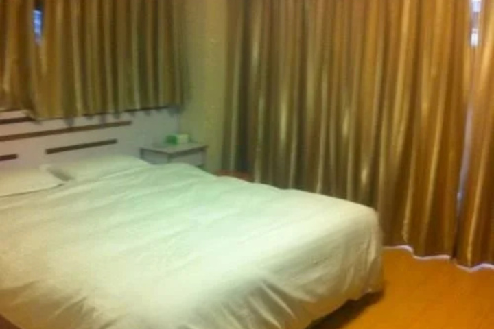 Room 4 of 7