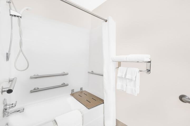 1 Queen Bed (7 of 16)