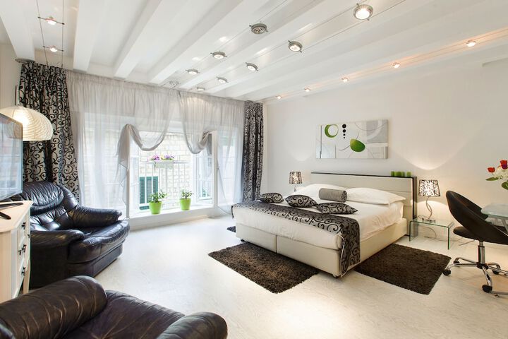 Room 9 of 76