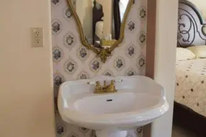 Room 6 of 11