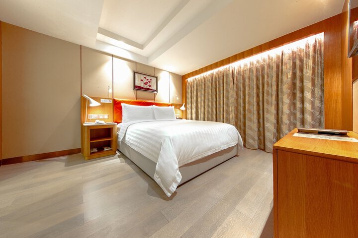 Room 13 of 36