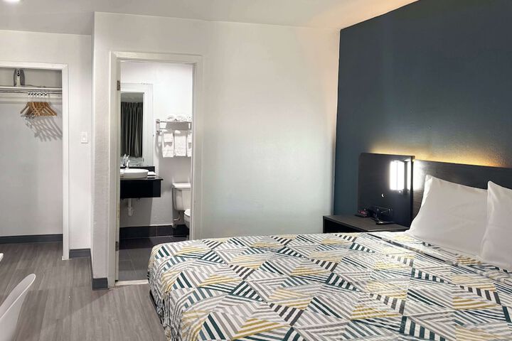 1 King Bed (2 of 19)